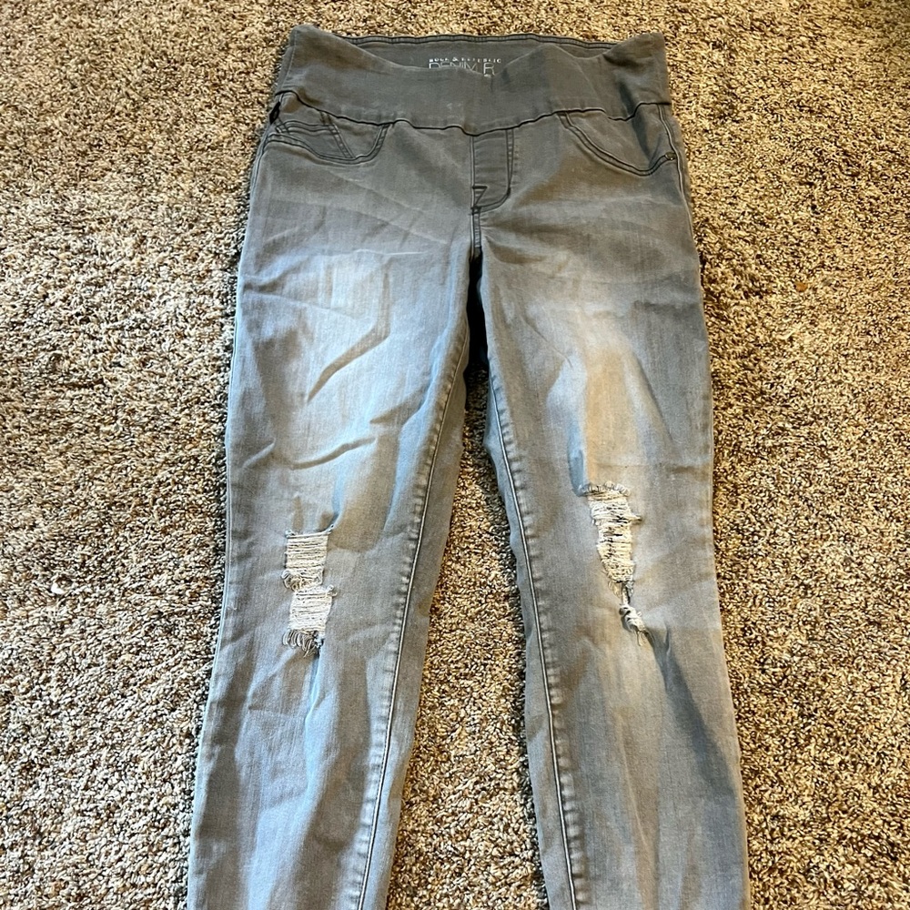 Rock & Republic “fever” pull on distressed jeggings